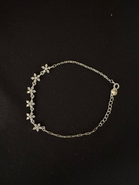 THE DAISY CHAIN BRACELET